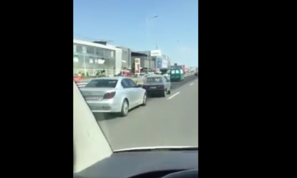 Në Prishtinë ndodh edhe kjo: ‘Yugo’ tërheq ‘BMW-në’
