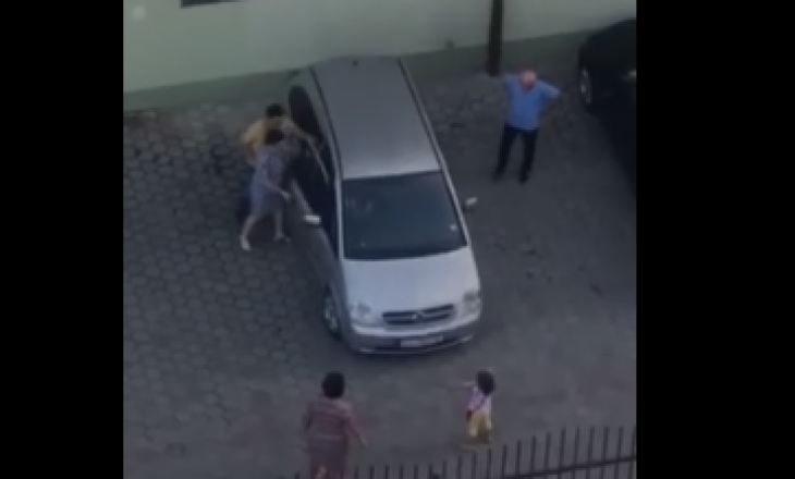 Prishtinasit i mbetet fëmija në veturë, ky është veprimi që bën për ta nxjerr