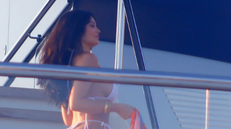Kylie Jenner shfaqet në jahtin 250 milionë dollarësh