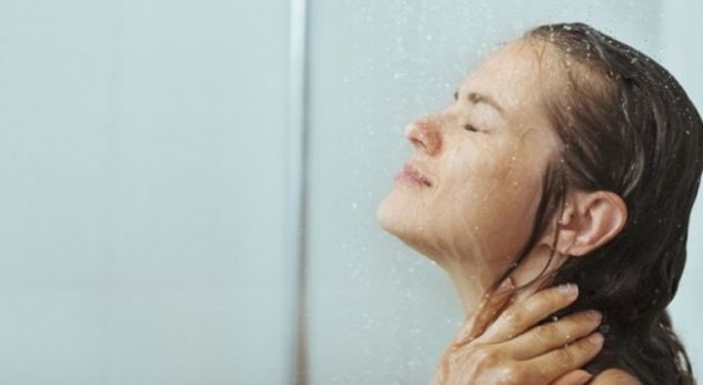 8 arsyet pse duhet të urinoni kur bëni dush