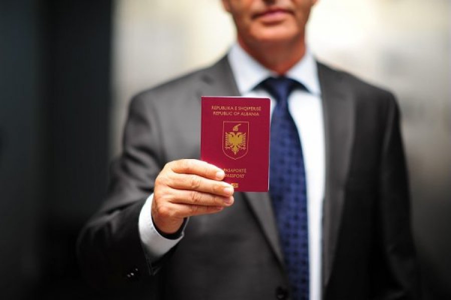 Halil Matoshi dhe 24 persona të tjerë nga Kosova e morën pasaportën e Shqipërisë