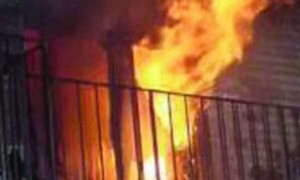 Zjarri kaplon barakën në Tetovë, një i vdekur