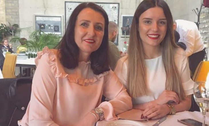 Këshilltarja e Haradinajt ia jep lamtumirën e fundit nënës së vrarë në Prizren