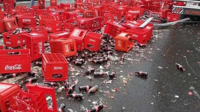 Aksidentohet kamioni që barte ‘Coca Cola’ në autostradën Ferizaj-Prishtinë, arkat janë derdhur në rrugë