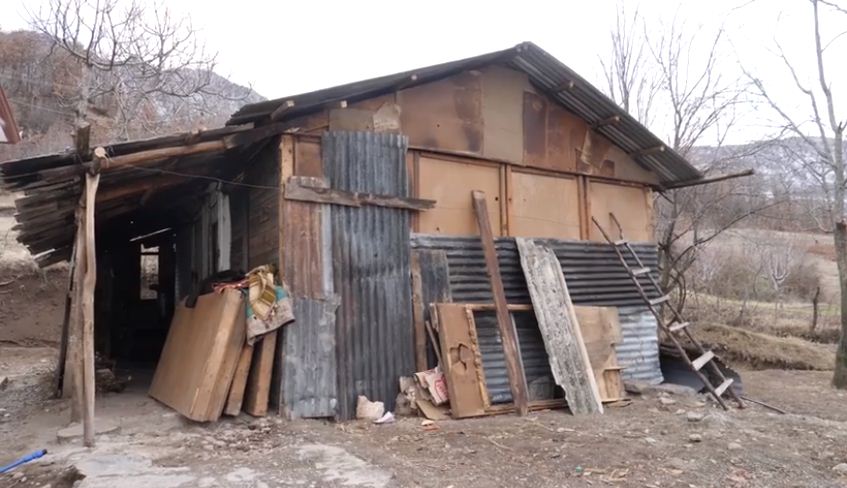 Familja ndërtoi kasollen me dërrasa e teneqe të gjetura në bërllok