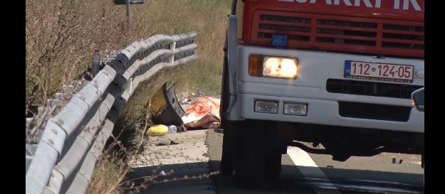 Pamje nga aksidenti në autostradën “Ibrahim Rugova” ku vdiq 18 vjeçarja