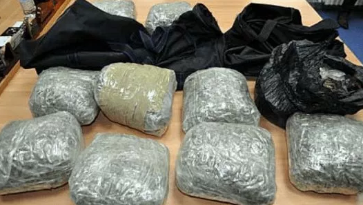 Konfiskohet drogë në Pejë, arrestohet një person
