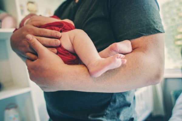 Sa më shumë përqafoni foshnjat, aq më shumë zhvillohet truri i tyre?