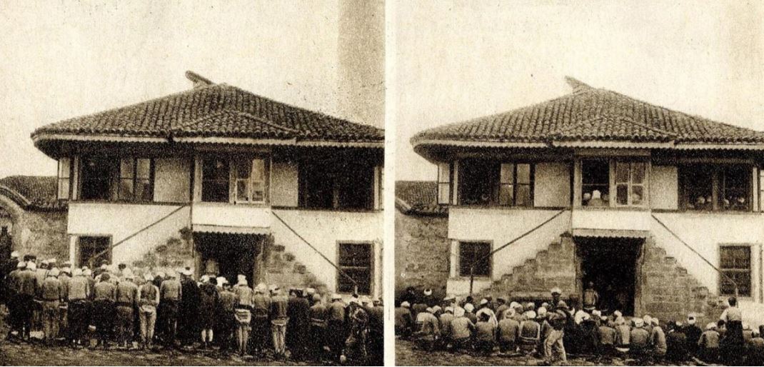 Foto e rrallë e vitit 1925 kur Bajrami falej me veshje kombëtare