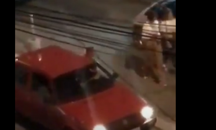 Shoferi i ‘Golf 2’ ngacmon femrat në rrugë (VIDEO)