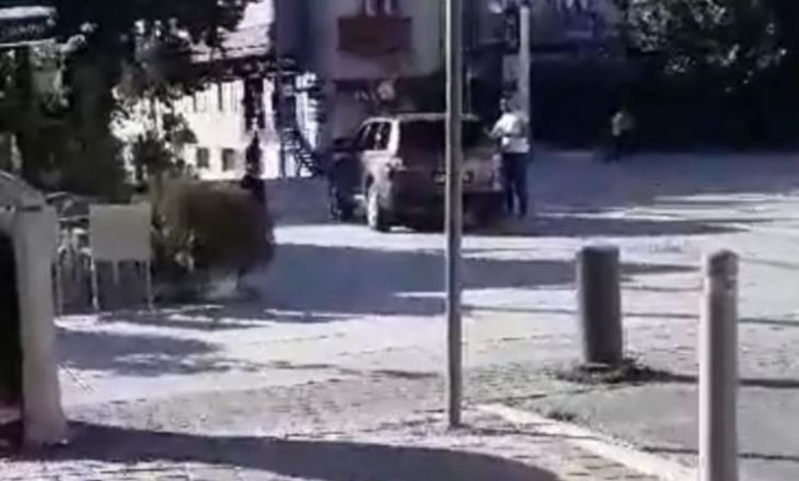Hyn në shesh me veturë për të blerë akullore, veprimi i qytetarit kapet nga kamera