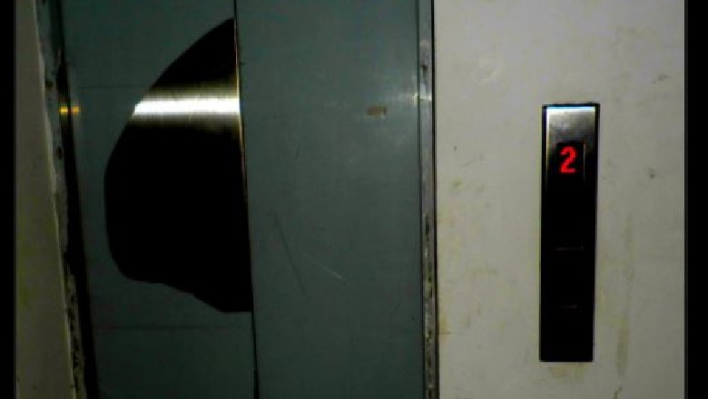 Gruaja bllokohet në ashensor: Nuk kishte buton emergjence, por si shpëtoi ajo?