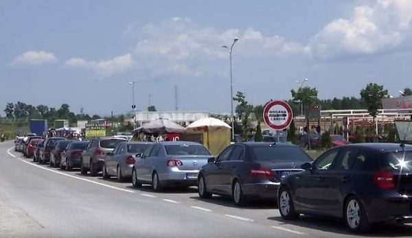 Pritje dhe kolona të gjata në Merdare e te Dheu i Bardhë
