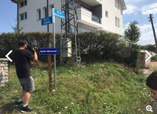 Orllanasit vendosin tabelat që tregojnë kufirin për Mutivodë për të ndihmuar bashkatdhetarët