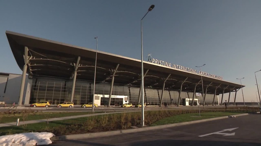 Kosovari kapet duke kontrabanduar stoli në Aeroport