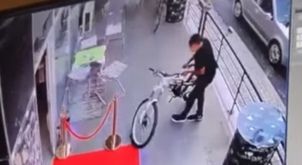 Publikohet video e prizrenasit duke vjedh biçikletën