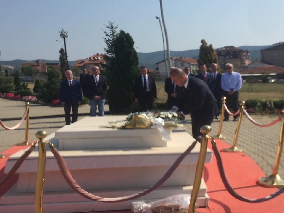 Haradinaj viziton varrin e Rugovës, thotë se kjo vizitë nuk është pjesë e fushatës