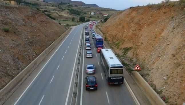 Mbi 30 mijë kosovarë hynë në Shqipëri gjatë 24 orëve të fundit