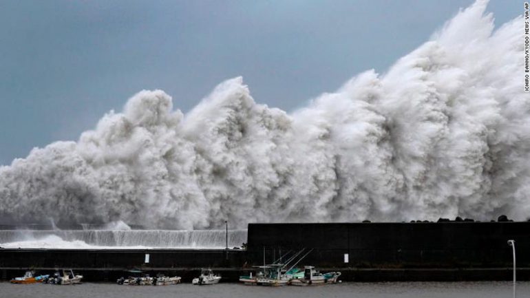 Tajfuni i frikshëm godet Japoninë, frikë dhe panik te qytetarët
