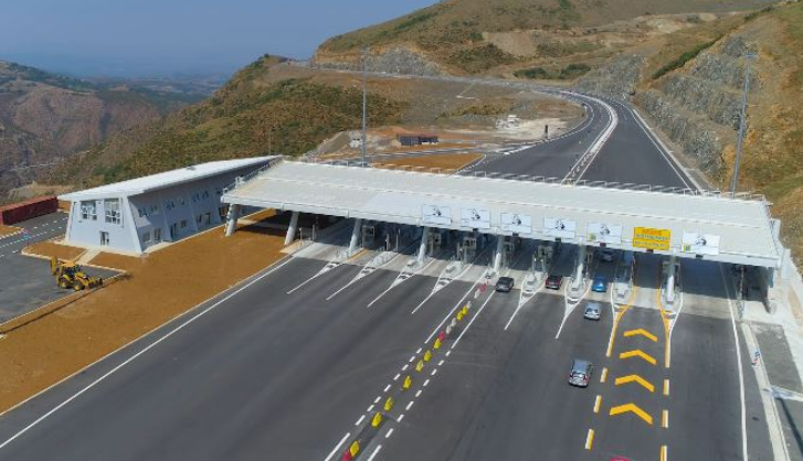 Haradinaj kërkon të hiqet taksa për turistët në autostradën e Shqipërisë