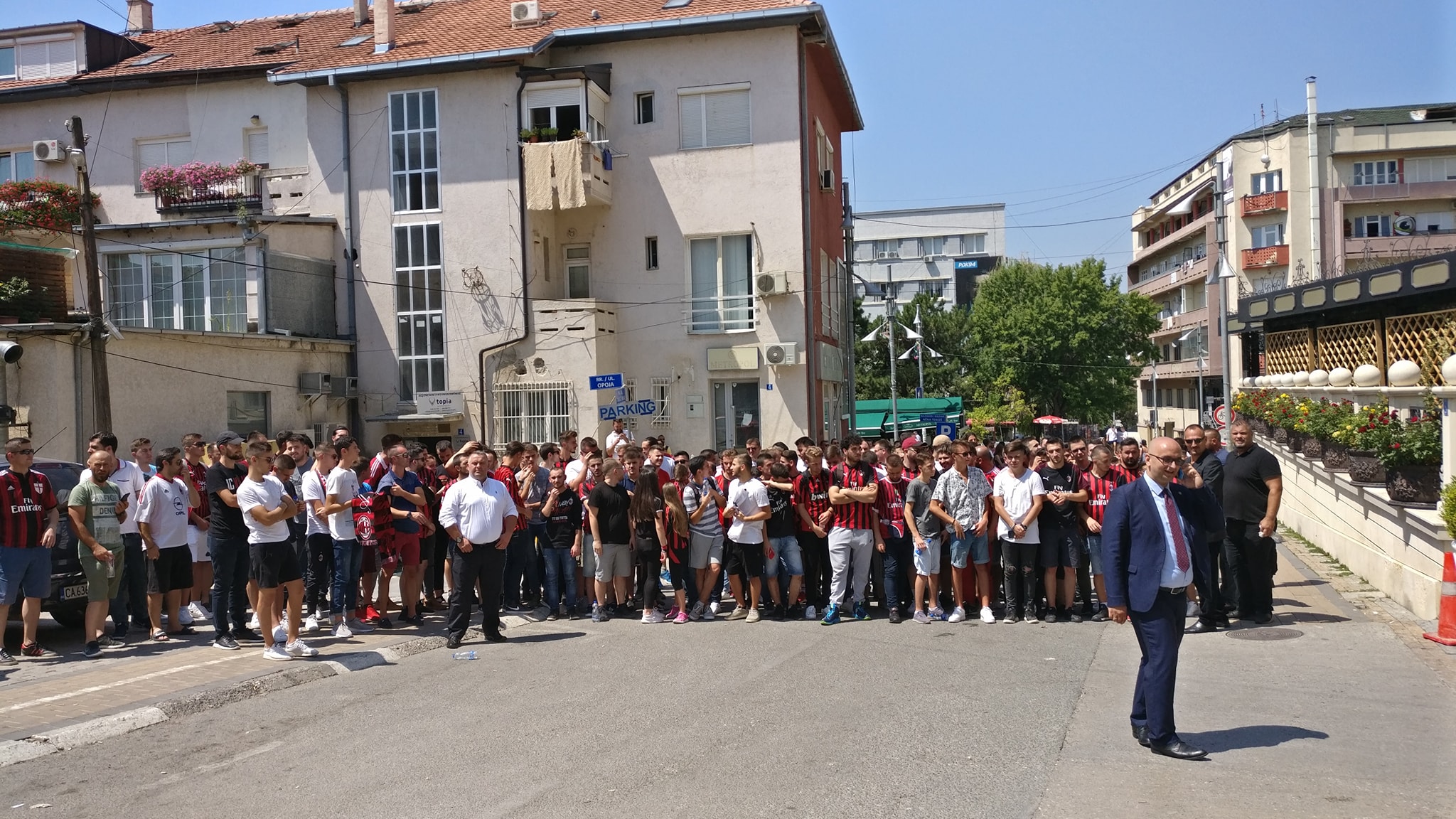 Tifozët e Milanit ‘bllokojnë’ qendrën e Prishtinës, në pritje të skuadrës së zemrës
