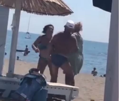 Ndodhë edhe kjo: Gruaja rrah burrin me grushta në plazhin e Ulqinit (VIDEO)