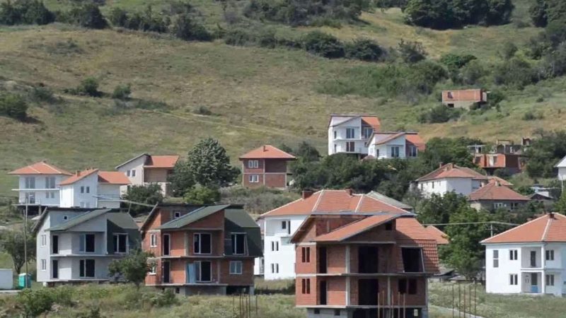 Shqiptarëve të veriut tash 20 vjet pas luftës nuk po u ndërtohen shtëpitë e tyre, serbëve po
