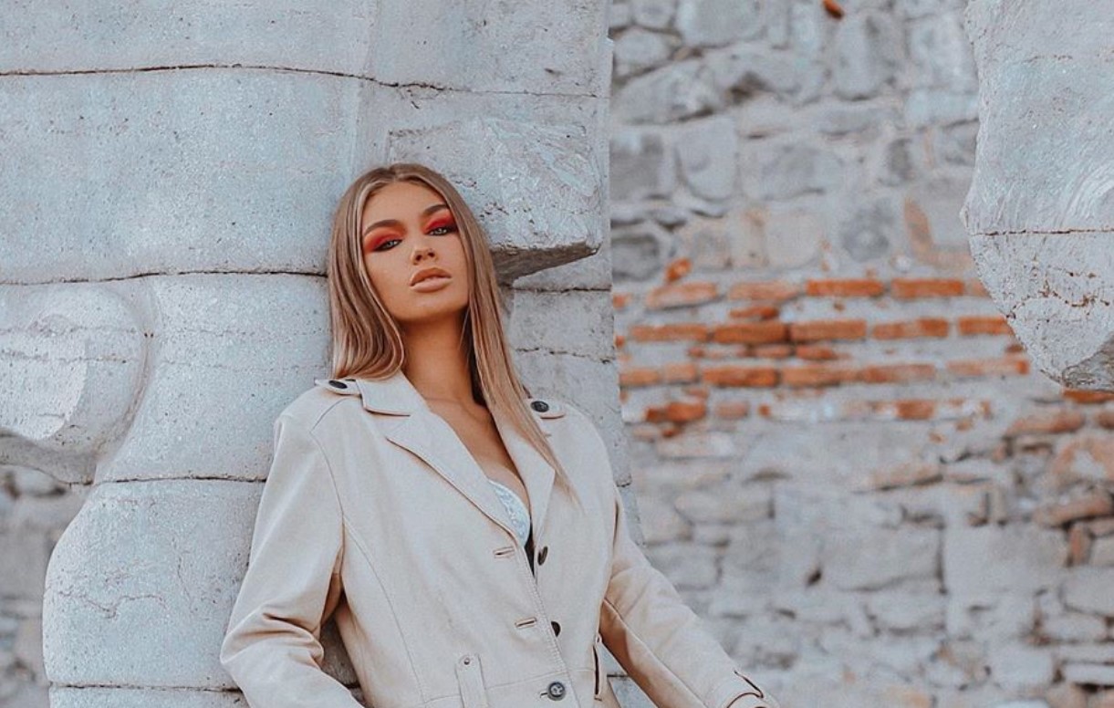 ‘Miss Shqipëria’ provokon keq me gjoksin