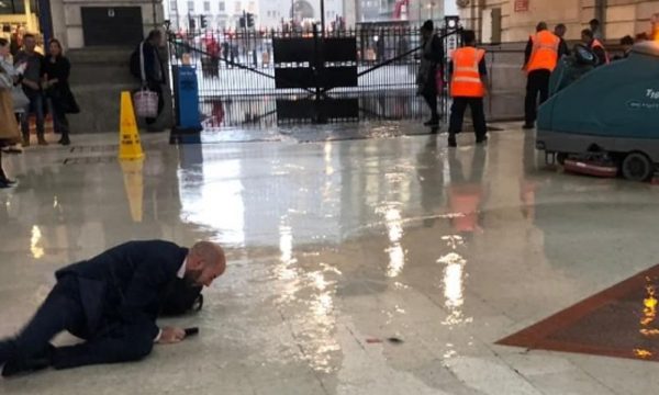 Londra në kaos, përmbyten stacionet hekurudhore