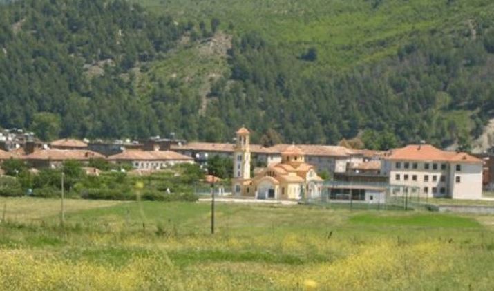 Djali vret babain e tij me sopatë