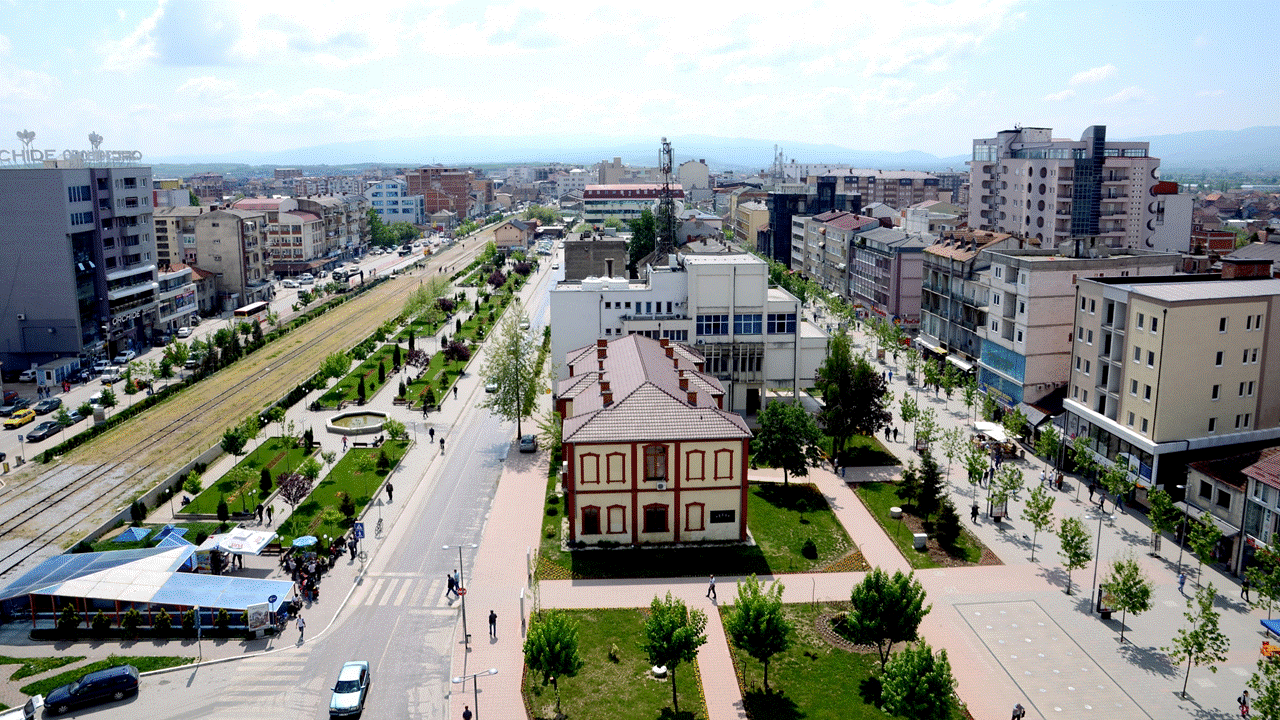 Qytetarit të Ferizajt ia regjistrojnë veturën deri në vitin 3500