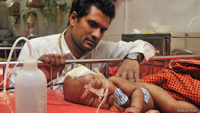 Ky është mjeku që po ia u shpëton jetën foshnjave me një shishe shampoje