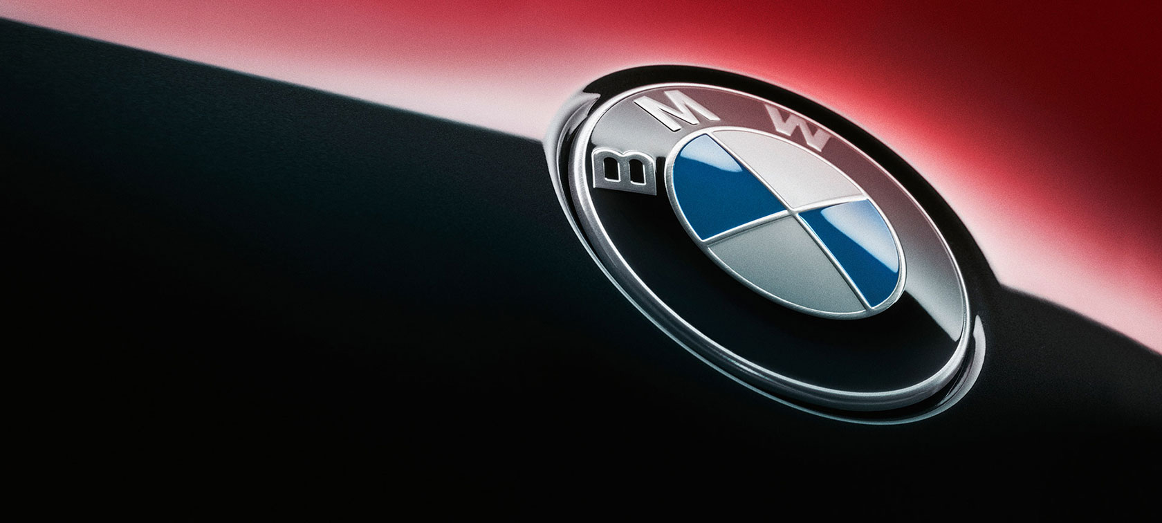 BMW prezanton veturën më të zezë në botë