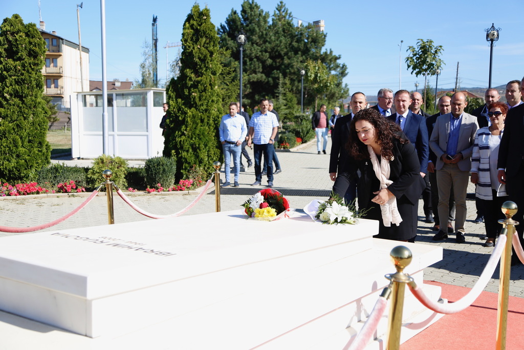 Vjosa Osmani bën homazhe te varri i Presidentit Rugova