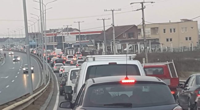 Vozitësit në Prishtinë ankohen për kolona të gjata