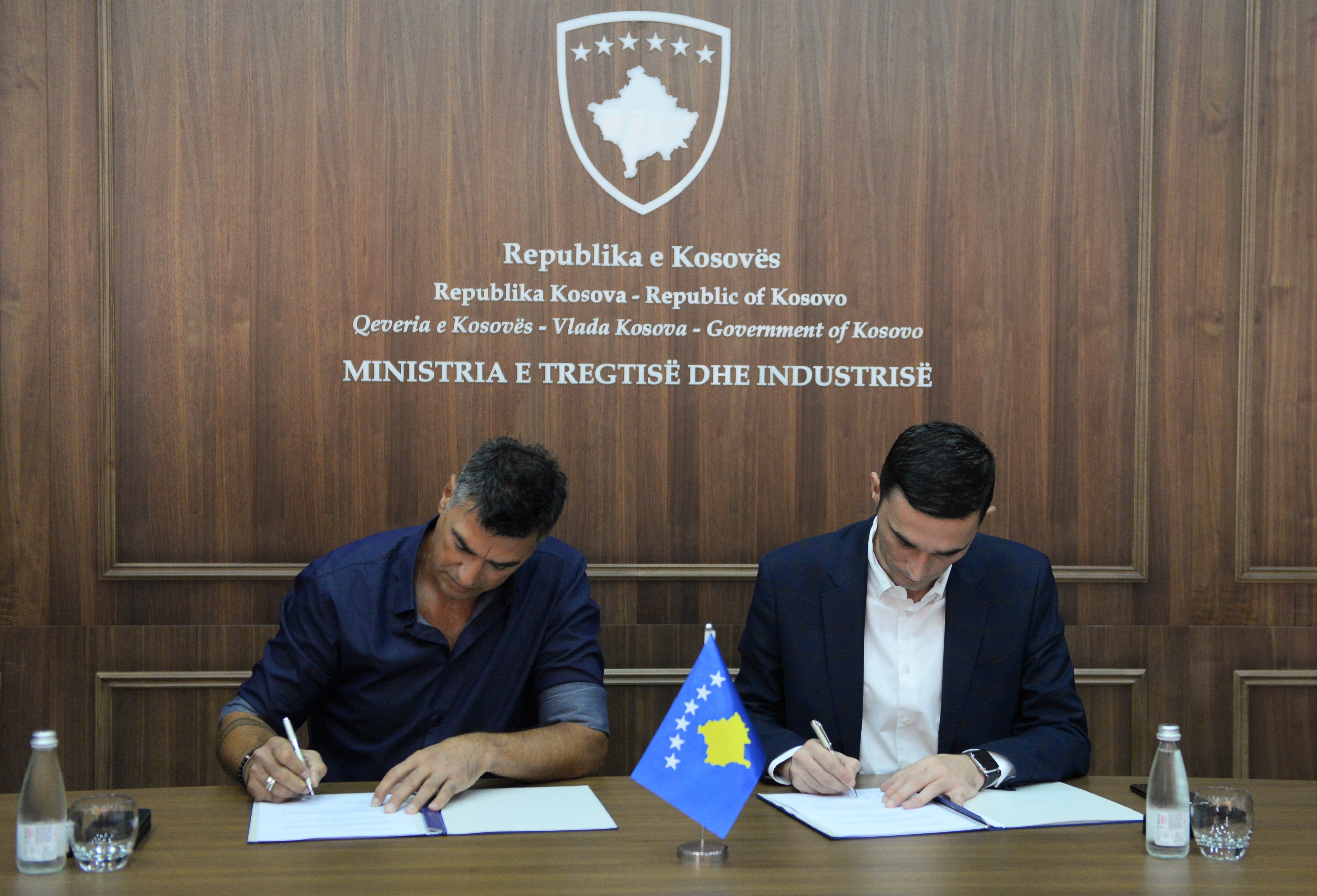 Shala dhe Lipa nënshkruajnë marrëveshje, nga viti i ardhshëm “Sunny Hill Festival” të mbahet në Qendrën e Panaireve në Bërnicë