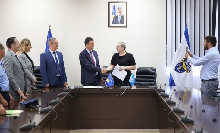 Policia e Kosovës merr donacion 80 kamera për mbikëqyrjen e institucioneve kulturore dhe fetare