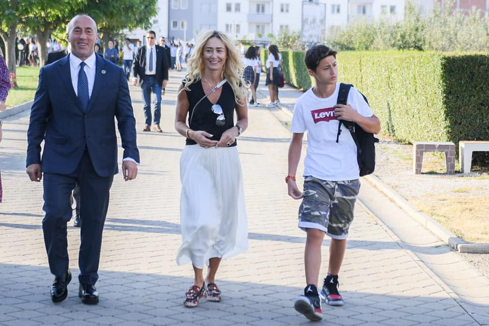Haradinaj djalin në shkollë private, thotë se do të punojnë për ngritjen e standardeve në shkolla tona