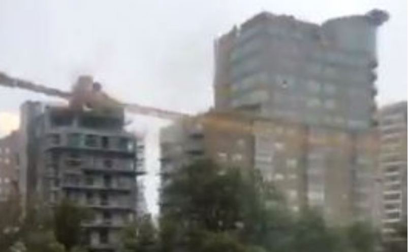 Tmerr në Kanada, uragani Dorian rrëzon vinçin mbi ndërtesë