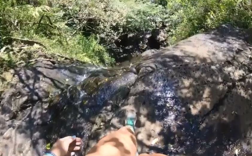 Bie nga ujëvara 15-metërshe e gjatë, gruaja shpëton pa humbur jetën
