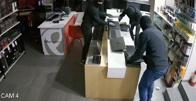 Katër të dyshuar vjedhin laptopë në një dyqan në Gjilan, xhirohet e tëra (VIDEO)