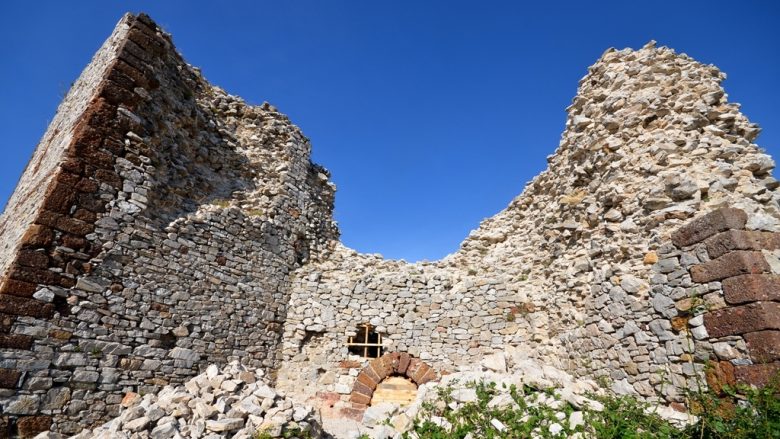 Nën tokë te Kalaja e Artanës gjenden mbetjet e një pallati dhe kishe