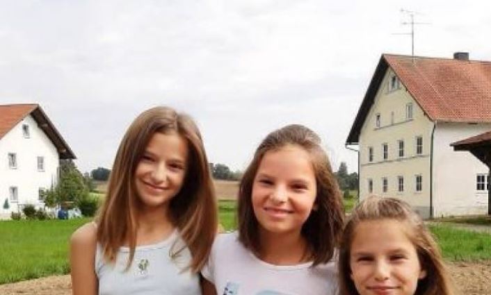 Vogëlushet nga Kosova dhurojnë flokët e tyre për bamirësi