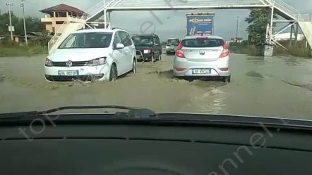 Autostrada Tiranë-Durrës mbulohet nga uji