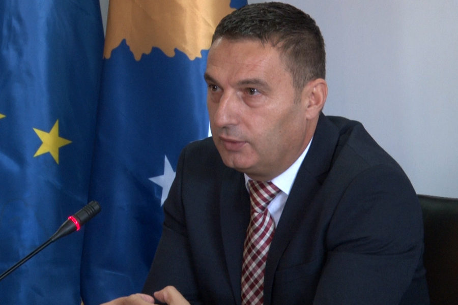 Askush mbi shtetin: Policia gjobit në shesh ish-ministrin e Arsimit, Shyqyri Bytyqi