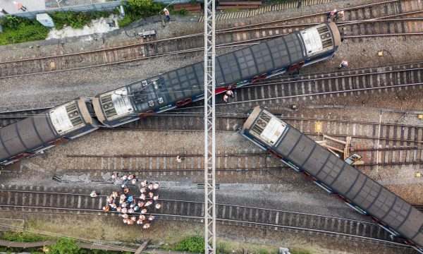 Treni del nga binarët, tetë persona të lënduar në Hong Kong