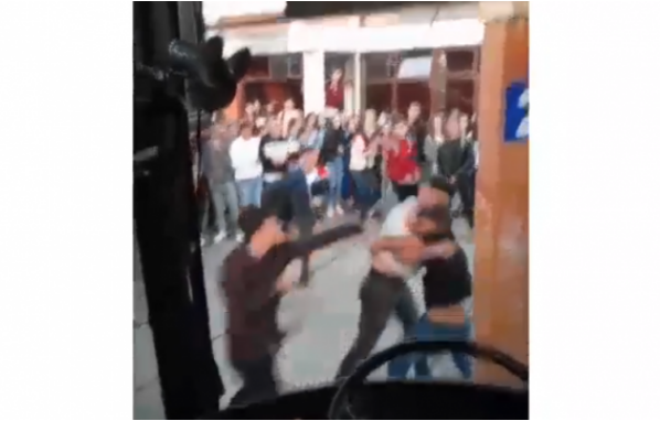 Rrahje mes nxënësve në Malishevë (VIDEO)