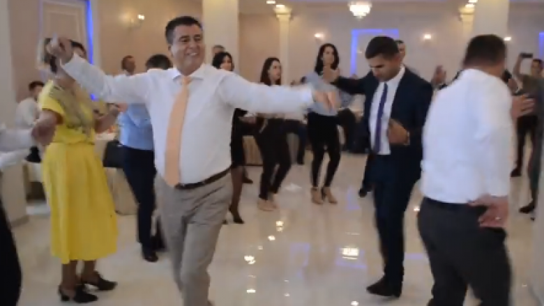 Agim Bahtiri ia kris këngës patriotike në tubime