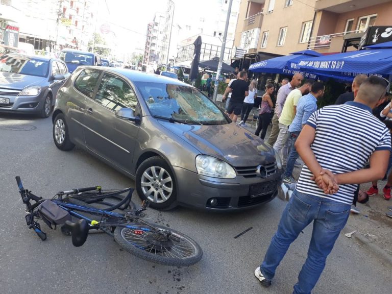 Policë me veturë civile përplasin një biçiklist në Fushë Kosovë