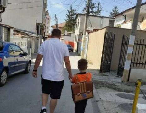 Djali i tij filloi klasën e parë, babai kosovar ka mahnitur të gjithë me veprimin e tij